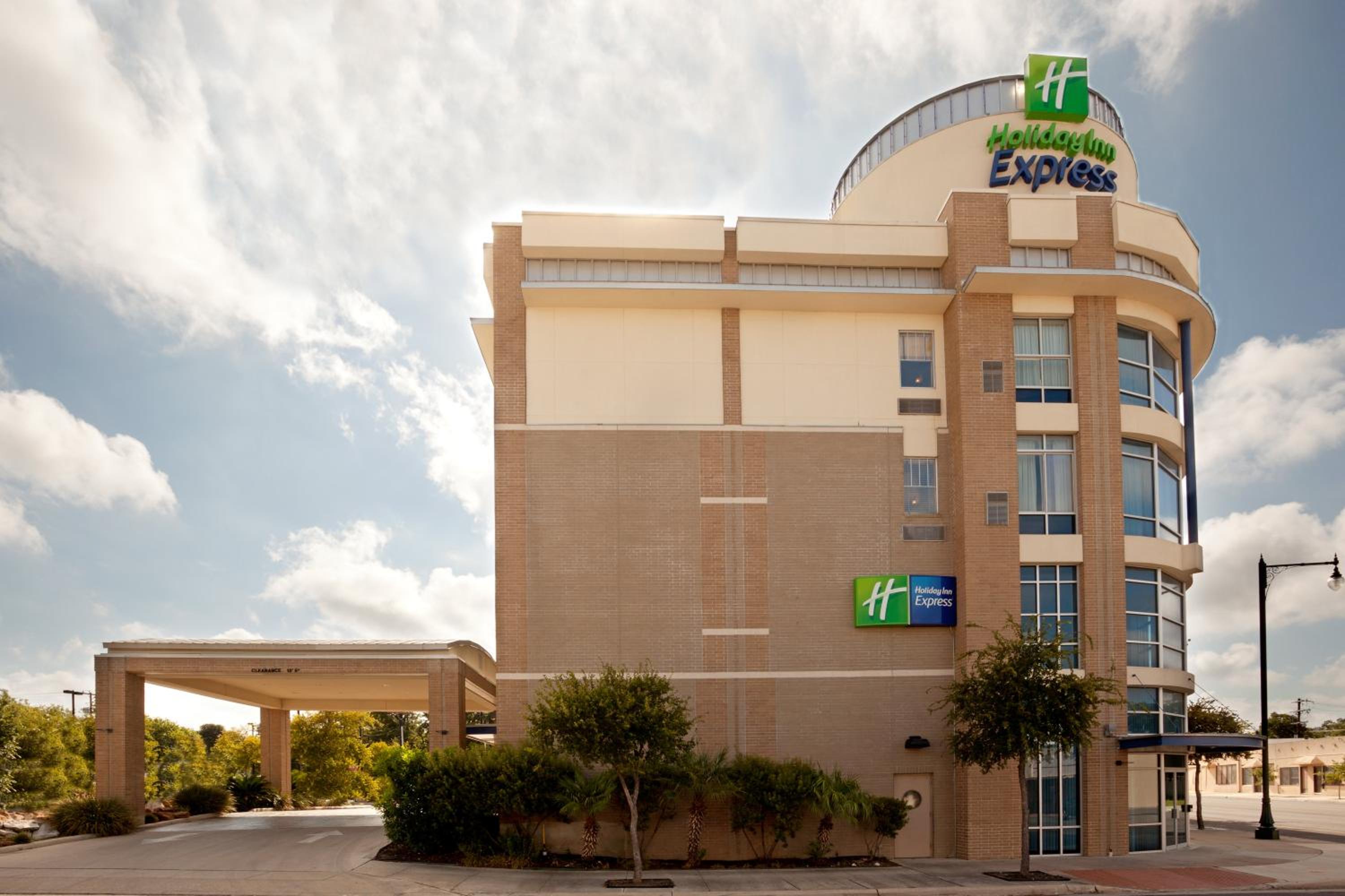 Holiday Inn Express Hotel & Suites San Antonio - Rivercenter Area by IHG